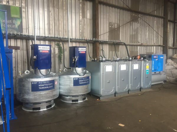 Dvouplášťové nádoby na kapaliny a kompresor – Pardubice